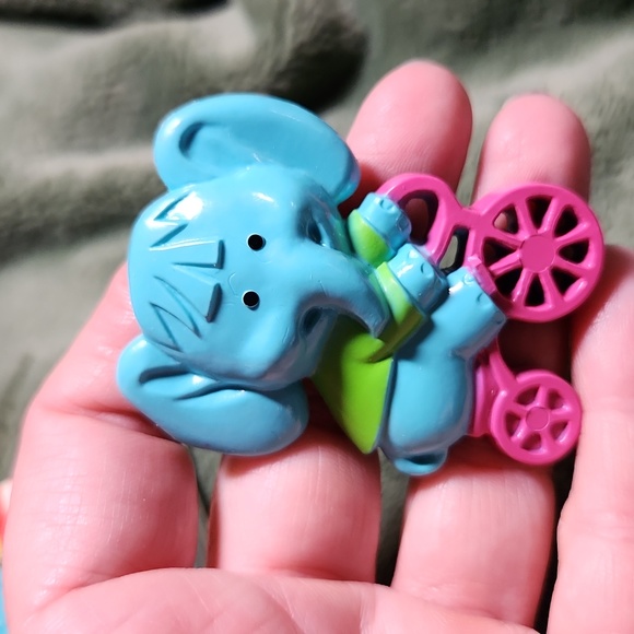 Vintage Avon Petal Pusher Elephant pin, 1975. 49 years old! New in box. - Picture 2 of 7
